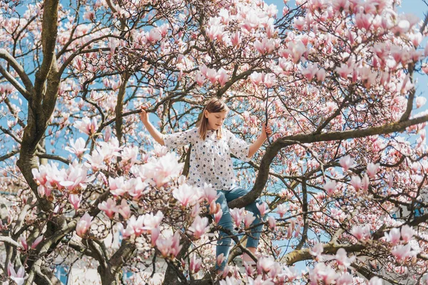 Lycklig Unge Flicka Som Leker Magnoliaträd Våren — Stockfoto