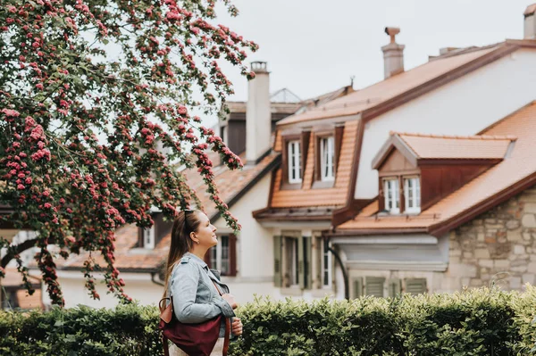 Young Beautiful Woman Enjoying Spring City Fashion Girl Wearing Backpack — Stock Photo, Image