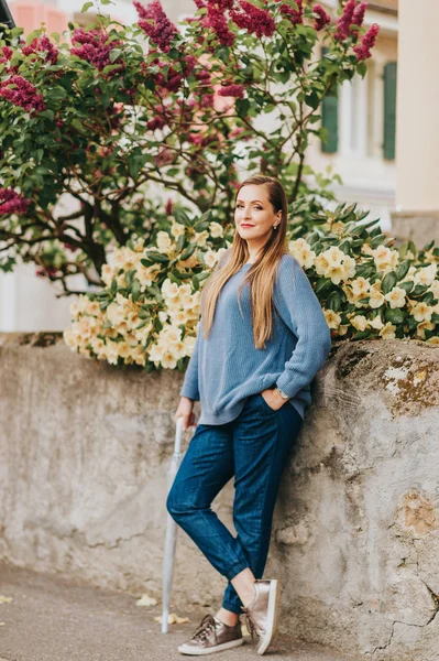 Lente Portret Van Jonge Mooie Vrouw Blauw Dragen Grootte Pullover — Stockfoto