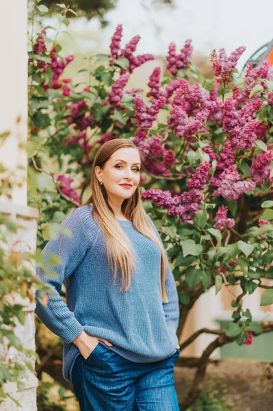 Retrato Primavera Una Joven Hermosa Mujer Con Jersey Azul Sobre — Foto de Stock