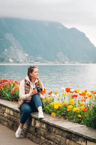 Montreux Sviçre Deki Cenevre Gölünün Muhteşem Manzarayı Genç Güzel Kız — Stok fotoğraf