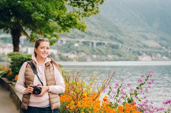 Młoda Piękna Dziewczyna Cieszy Widok Jeziora Genewskiego Montreux Szwajcaria — Zdjęcie stockowe