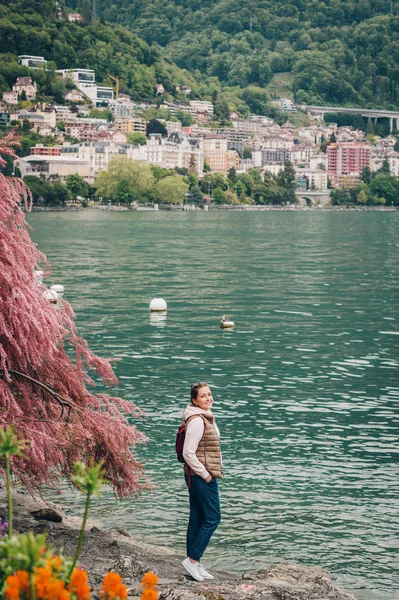 Young Beautiful Girl Enjoying Amazing View Lake Geneva Montreux Switzerland — Stock Photo, Image