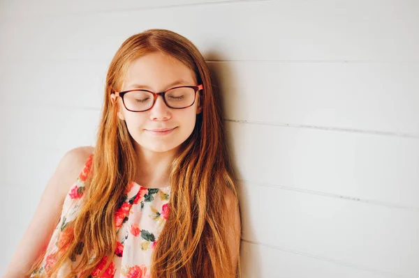 Retrato Adorable Niña Preadolescente Años Edad Con Pelo Largo Rojo —  Fotos de Stock