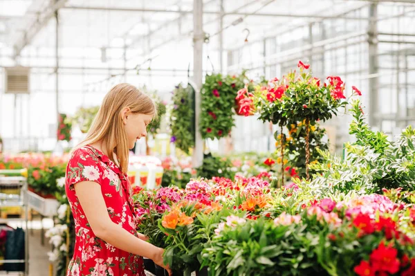 Entzückendes Kleines Mädchen Bei Der Blumenwahl Gartencenter — Stockfoto