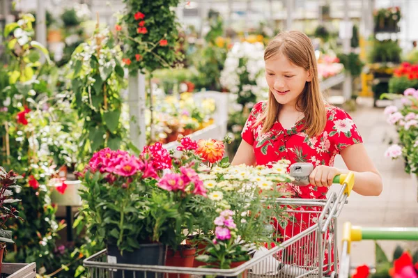 Entzückendes Kleines Mädchen Bei Der Blumenwahl Gartencenter — Stockfoto