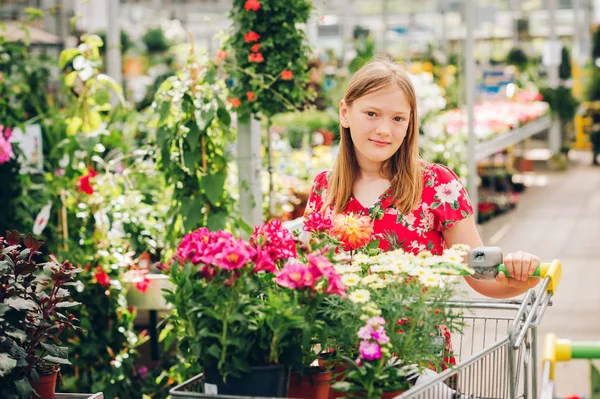 Schattig Meisje Kiezen Bloemen Tuincentrum — Stockfoto