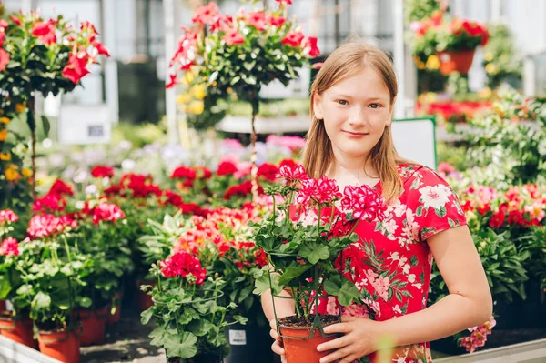 Rozkošná Holčička Volba Květin Zahradnictví — Stock fotografie