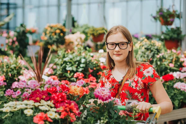 Çiçek Bahçe Merkezi Nde Seçtiğiniz Sevimli Küçük Kız — Stok fotoğraf
