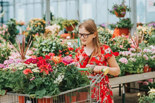 Schattig Meisje Kiezen Bloemen Tuincentrum — Stockfoto