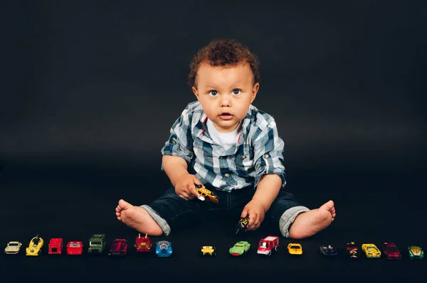 Estúdio Tiro Adorável Africano Meses Idade Menino Brincando Com Mini — Fotografia de Stock