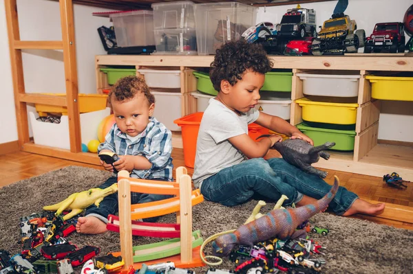 Dois Engraçados Bagunçados Irmãos Bebê Brincando Juntos Sala Crianças — Fotografia de Stock