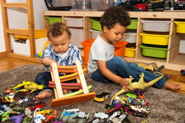 Dois Engraçados Bagunçados Irmãos Bebê Brincando Juntos Sala Crianças — Fotografia de Stock