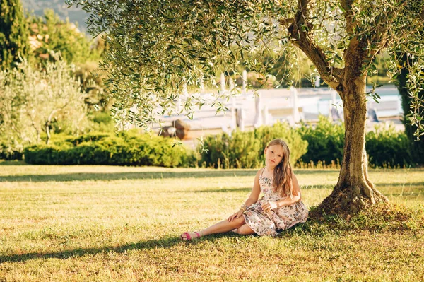 Retrato Livre Adorável Menina Descansando Sombra Sob Oliveira Verde Férias — Fotografia de Stock