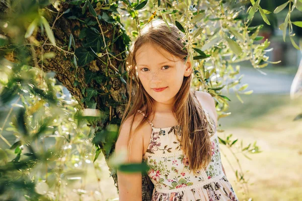 トスカーナ イタリアで光のドレス オリーブの木の横にある再生 夏休みを着てかわいい女の子の屋外のポートレート — ストック写真
