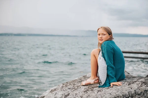 Utomhus Porträtt Bedårande Liten Flicka Spela Bredvid Sjön Klädd Vit — Stockfoto