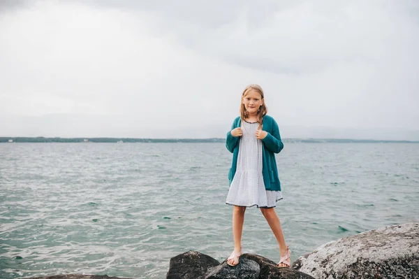 Außenporträt Eines Entzückenden Kleinen Mädchens Das See Spielt Weißem Kleid — Stockfoto