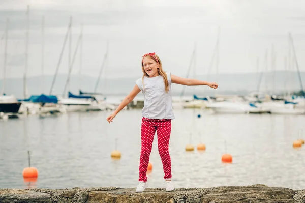 Ευτυχισμένος Χρονών Κορίτσι Διασκεδάζοντας Εξωτερικούς Χώρους Παίζοντας Δίπλα Στη Λίμνη — Φωτογραφία Αρχείου