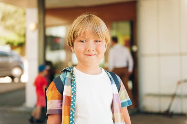 Außenporträt Eines Entzückenden Kleinen Jungen Der Bereit Ist Zurück Die — Stockfoto