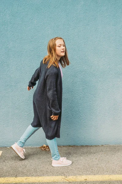 Potret Luar Ruangan Gadis Berusia Tahun Yang Cantik Mengenakan Jaket — Stok Foto