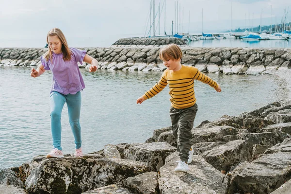 Двое Забавных Детей Младший Брат Сестра Играют Вместе Берегу Озера — стоковое фото