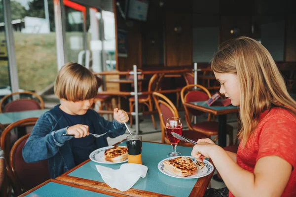 Two Children Eating Croque Monsieur Restaurant Traditional French Toast Ham — Stock Photo, Image