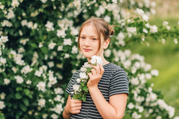 Utomhus Porträtt Bedårande Preteen Årig Flicka Vackra Jasmin Trädgård Bär — Stockfoto