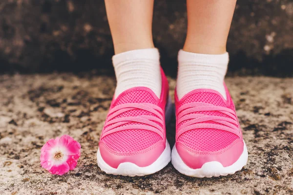 Close Beeld Van Roze Moderne Sneakers Dragen Door Een Meisje — Stockfoto