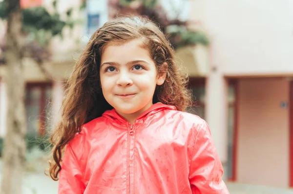 Kültéri Közelről Visel Piros Esőkabát Imádnivaló Éves Kislány Portréja — Stock Fotó