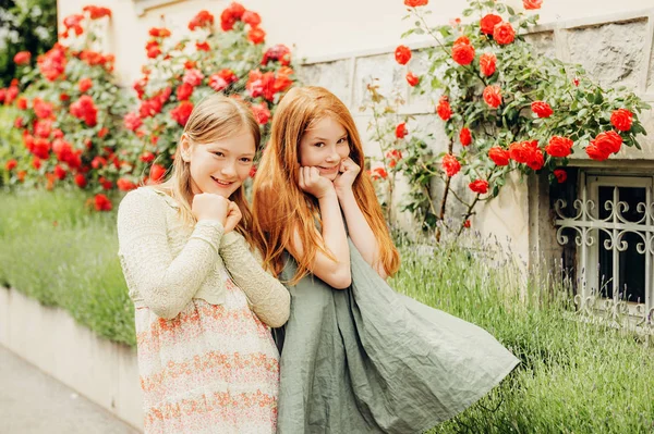 Portret Van Twee Schattige Meisje Samen Buiten Spelen — Stockfoto