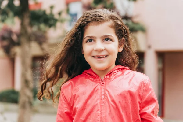屋外間近で赤い雨コートを着てかわいい 歳の少女の肖像画 — ストック写真