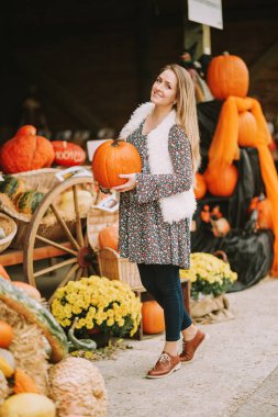 Sonbahar çiftlik pazarında genç mutlu kadın portresi