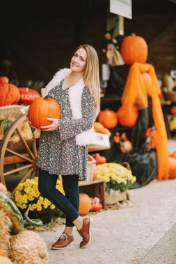 Sonbahar çiftlik pazarında genç mutlu kadın portresi