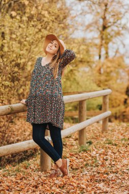 Açık sonbahar orman güzel sıcak bir günde güzel kadının portresi