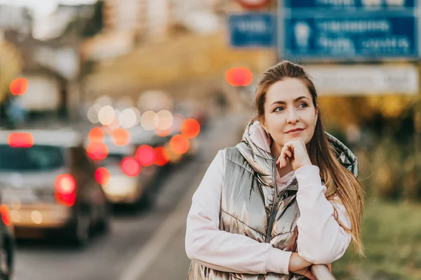 Genç Kadın Şehir Sokakta Poz Gümüş Ceket Açık Portresi — Stok fotoğraf