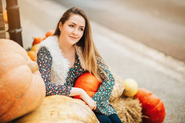 Hösten Porträtt Ung Glad Kvinna Gården Marknaden — Stockfoto