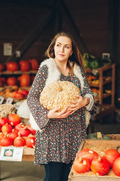 Herfst Portret Van Jonge Gelukkige Vrouw Boerderij Markt — Stockfoto