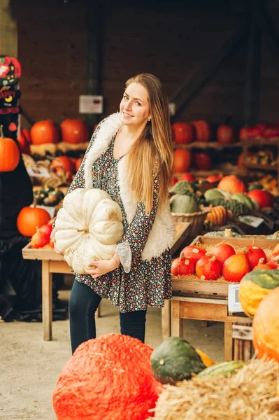 Herfst Portret Van Jonge Gelukkige Vrouw Boerderij Markt — Stockfoto