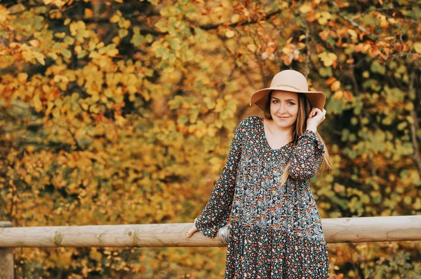 Outdoor Porträt Der Schönen Frau Genießen Herbst Wald Einem Schönen — Stockfoto