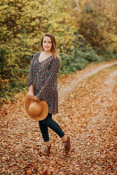 Retrato Aire Libre Una Hermosa Mujer Disfrutando Del Bosque Otoñal — Foto de Stock