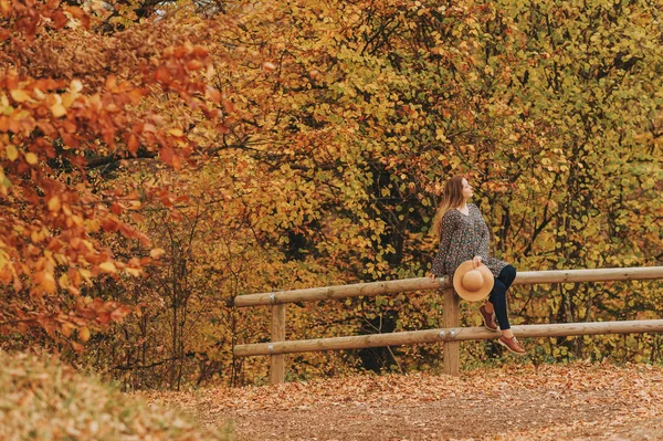 Outdoor Portret Van Mooie Vrouw Herfst Bos Genieten Een Mooie — Stockfoto