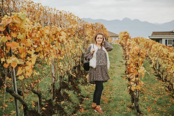 Jonge Vrouw Wandelen Lavaux Wijngaarden Herfst — Stockfoto