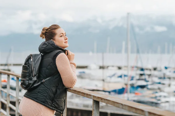 Retrato Livre Jovem Mulher Admirando Lago Inverno Vestindo Pulôver Quente — Fotografia de Stock