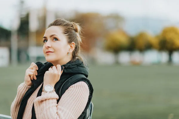 Retrato Otoño Aire Libre Una Joven Mujer Feliz Con Jersey — Foto de Stock