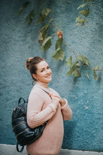 Retrato Aire Libre Una Joven Hermosa Mujer Con Suéter Suave — Foto de Stock