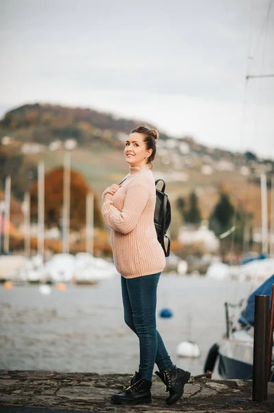 Retrato Aire Libre Una Mujer Joven Disfrutando Bonito Día Otoño — Foto de Stock