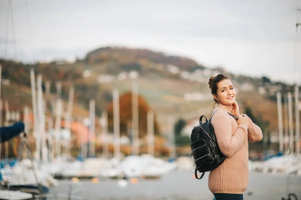 Außenporträt Einer Jungen Frau Die Einen Schönen Herbsttag See Genießt — Stockfoto