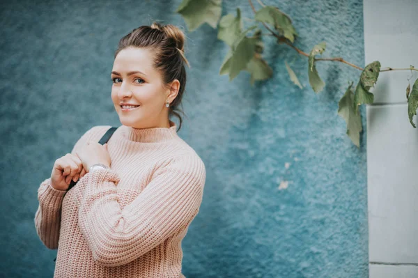 Retrato Aire Libre Una Joven Hermosa Mujer Con Suéter Suave — Foto de Stock