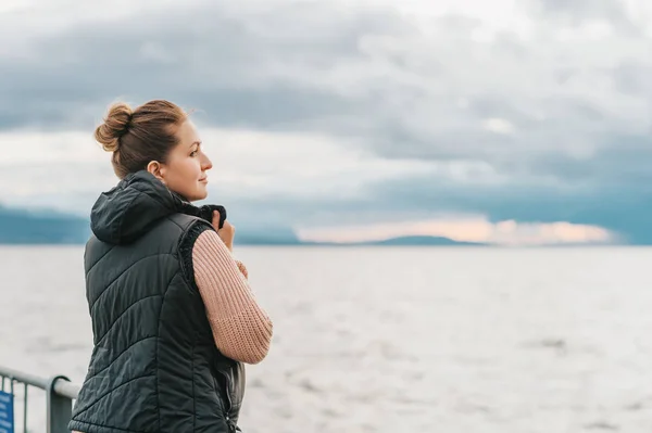 Retrato Livre Jovem Descansando Junto Lago Dia Frio Fresco Vestindo — Fotografia de Stock