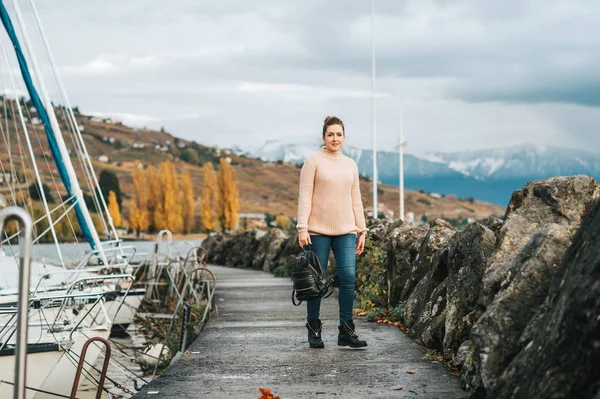 Außenporträt Einer Jungen Frau Die Einen Schönen Herbsttag See Genießt — Stockfoto